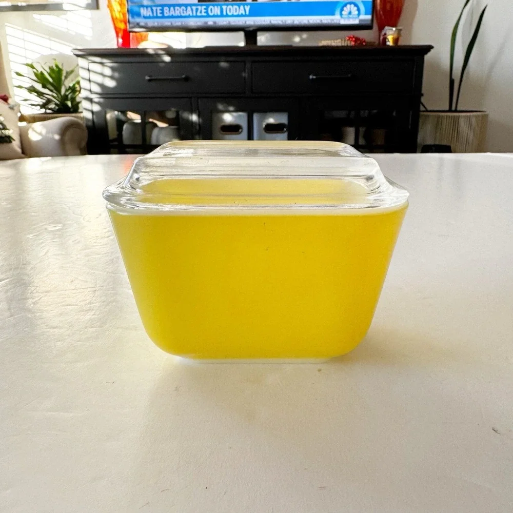 PYREX Bright Yellow 501 B 1 1/2 Cup Refrigerator Dish with Glass Lid Vintage